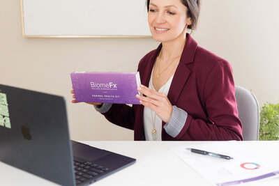 Val holding the Savvy Vagi kit