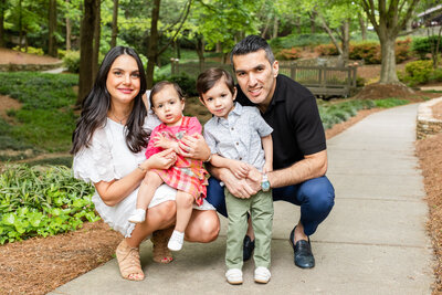 Family with toddlers during family phto session in Dunwoody park by Laure photography