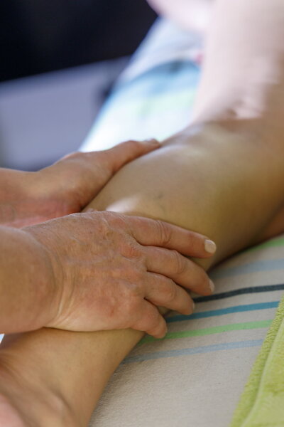Mains sur un mollet lors d'un massage