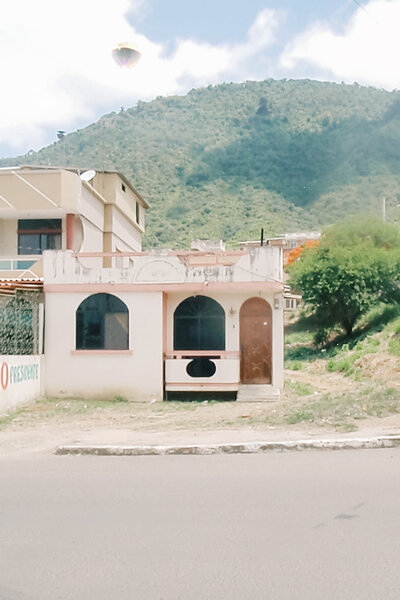 Houses in Ecuador with mountains behind