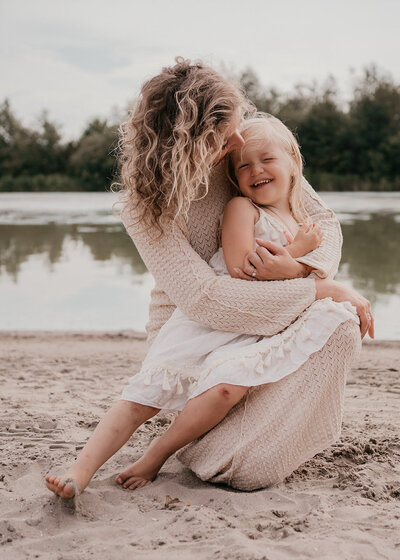 ngedwongen gezinsmoment met kinderen gefotografeerd door kinderfotograaf Leukfotografie – Amsterdam Noord"