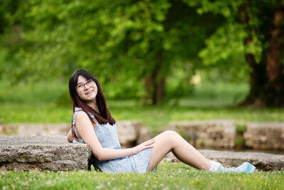 st-louis-mini-sessions-teen-girl-leaning-against-rock-at-forest-park