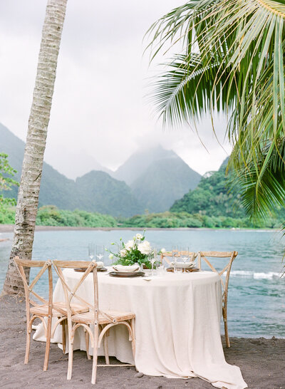 Intimate mystical table design wedding in Tahiti with the mountain mystical view