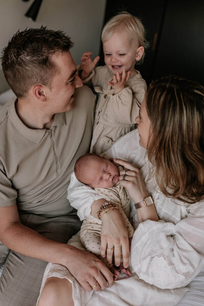 Gezin tijdens newbornshoot in Rotterdam