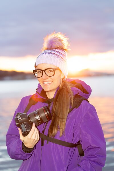 Kelly Eskselsen Photography at sea wall on Naval Academy in crochet hat at sunrise.