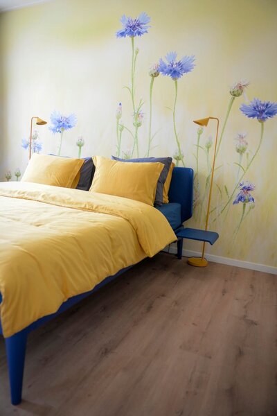 Behang met bloemen bij bed & breakfast in Noordbroek door Styling by Annemarie