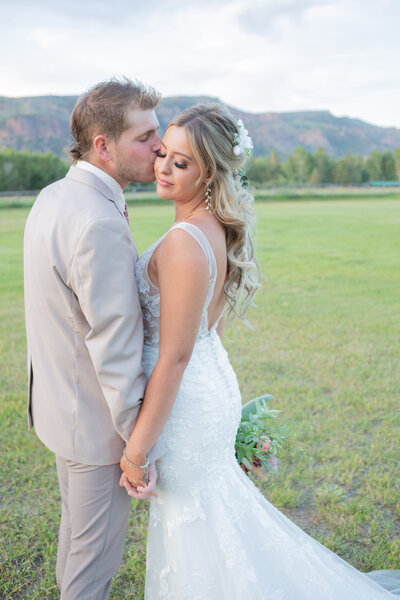 Washington Elopement Photographer captures groom kissing bride