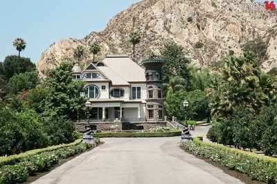 Front view of the Newhall Mansion wedding venue in Piru, CA