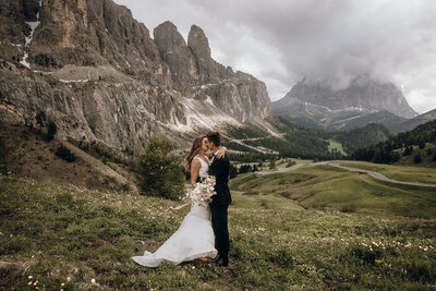 Married couple kissing at Val Gardena Pass in the Dolomites