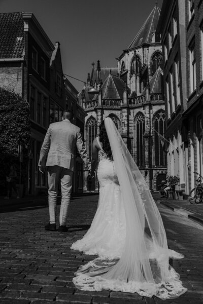 Bruidspaar loopt door straat Dordrecht
