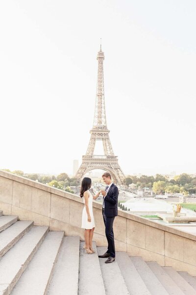 un couple de mariés se trouve sur les escalier du trocadéro paris devant la tour eiffel