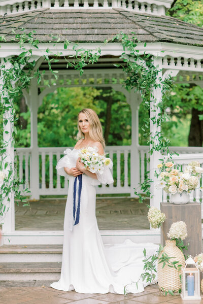 Pantone colours of the year in this wedding editorial at The Norland Historic Estate, a classic vintage wedding venue in Lethbridge, AB, featured on the Brontë Bride Blog.