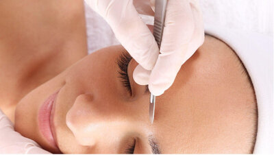 Image of a client receiving dermaplaning or physical exfoliation. Oahu beauty services for exfoliation near me.