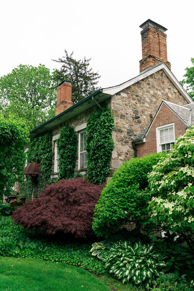 Historic brick house with ivy and manicured garden at wedding venue – photographed by wedding photographer Niko Coric – Lumen Clarity Media