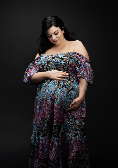Maternity photo of a woman with black hair