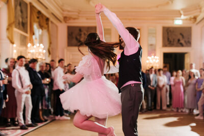 Bruidspaar doet hun openingsdans op Slot Zeist, perfect begeleid en vastgelegd door weddingplanner