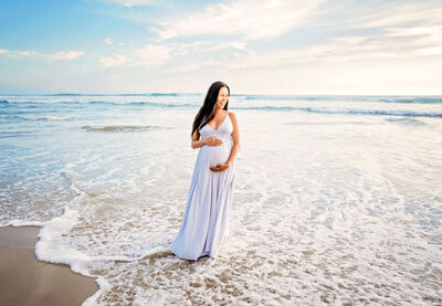 Pregnancy photographer in San Diego at the beach