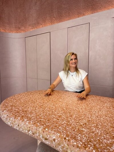 Architect mélanie Seghers zit aan terrazzo werkblad vna the pink restaurant te Antwerpen