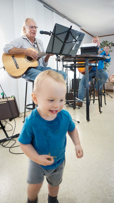 happy child in front of guitar players