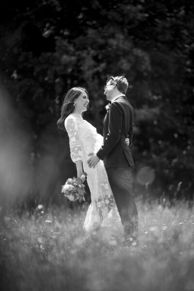 Hochzeitsfotograf Starnberg Brautpaar auf Wiese