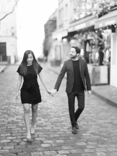couple qui marche à montmartres paris