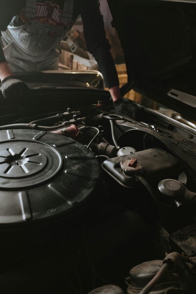 Mechanik pracuje na motoru vozidla při servisu v dílně