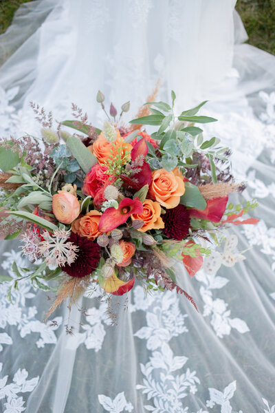 Washington Elopement Photographer captures bride holding bouquet of flowers