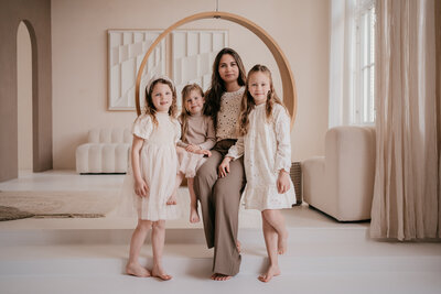 Lachend gezin vastgelegd op een liefdevolle manier door Leukfotografie – gezinsfotografie met emotie en verbinding