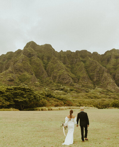 couple getting married at kualoa ranch in hawaii