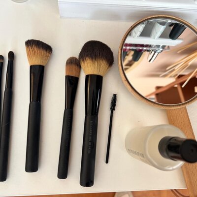 makeupborstels en spiegel