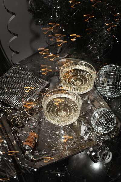 Ein Paar genießt den Abend im Restaurant BRACA und stößt mit Gläsern an.