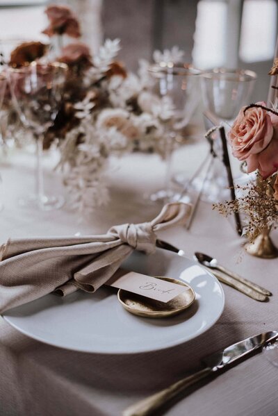 elegant-classic-wedding-table-setting