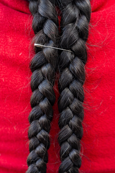 climbing_cholita_cecilia_details_hair_andes_bolivia.jpg