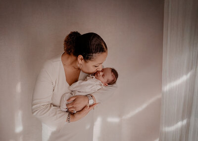 liefdevolle gezinsfoto met pasgeboren baby en kinderen, gemaakt door Leukfotografie – newbornfotograaf in Amsterdam Noord