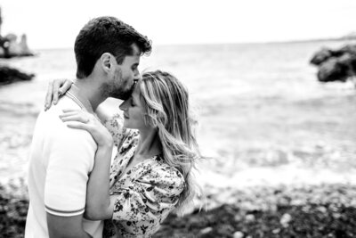 couple-kissing-in-black-and-white-at-engagement-shoot-in-cap-d'antibes-french-riviera