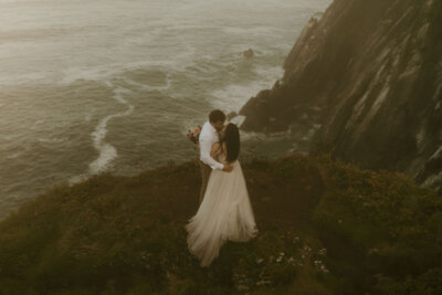 couple eloping on the oregon coast