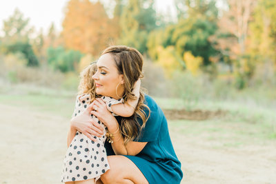 Get in touch with Chelsea Frandsen an Orange County , CA based photographer. She does lifestyle family, newborn and maternity sessions. Beach sessions are beautiful.