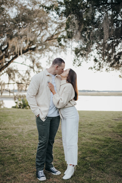 couple kissing at old town bluffton engagement session