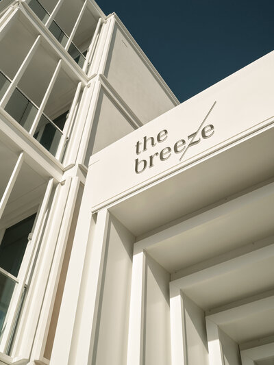 Logo des Hotels the breeze auf der Außenfassade des Eingangsbereichs.