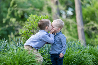 wisconsin family photographer children brothers kissing
