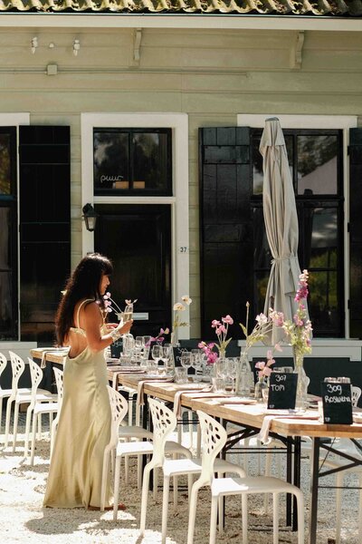 Dame met lange jurk tijdens chique event op event locatie voor lunch in Amsterdam