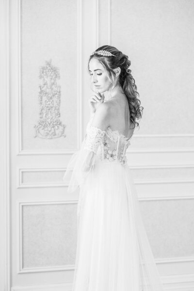 Black and white photo of beautiful bride in gown