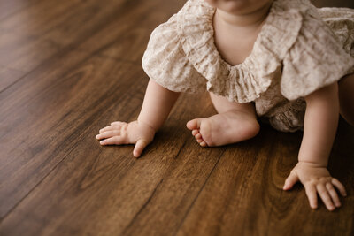 New plymouth photographer aimee kelly photographing a mother and baby in her studio