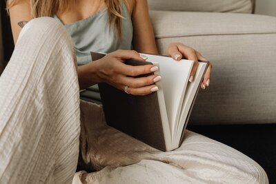 kaboompics_book-reading-32251