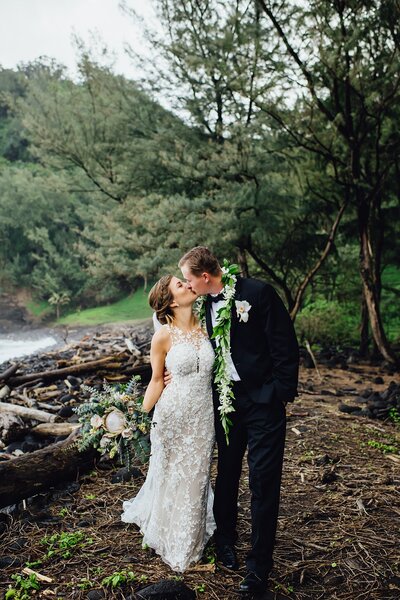 couple kissing on their elopement on the big island