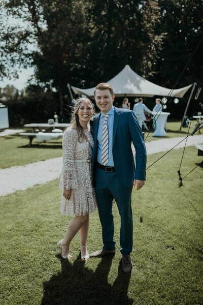 Weddingplanners plannen bruiloft en zijn ceremoniemeester