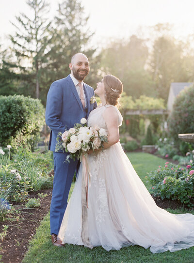 Bride and Groom Golden Hour in a garden with a beautiful bouquet | Greencrest Manor | Jeanninne Lillie Events | Pittsburgh Wedding Photographer | Anna Laero