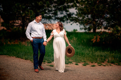 Maternity photo at cherry creek valey ecological park