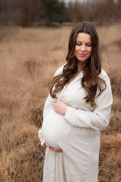 zwangere vrouw in witte jurk