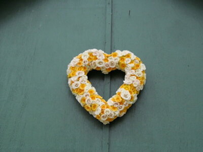 The-Oaks-Waterfront-Inn-Maryland-wedding-florist-Sweet-Blossoms-heart-wreath